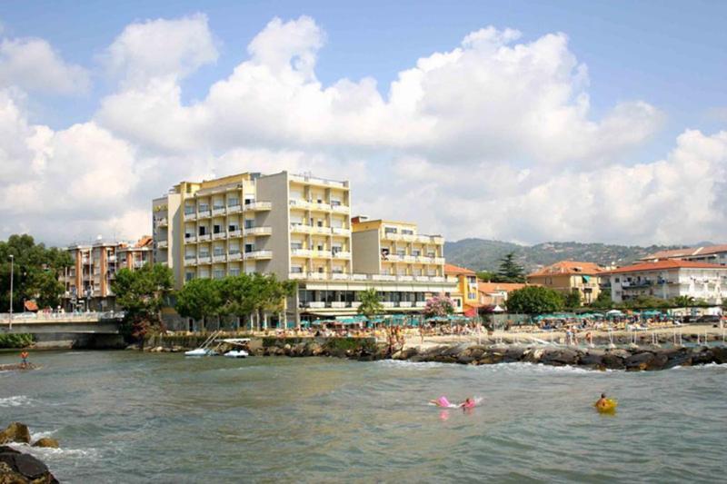 Hotel Bellevue Et Mediterranee Diano Marina Dış mekan fotoğraf