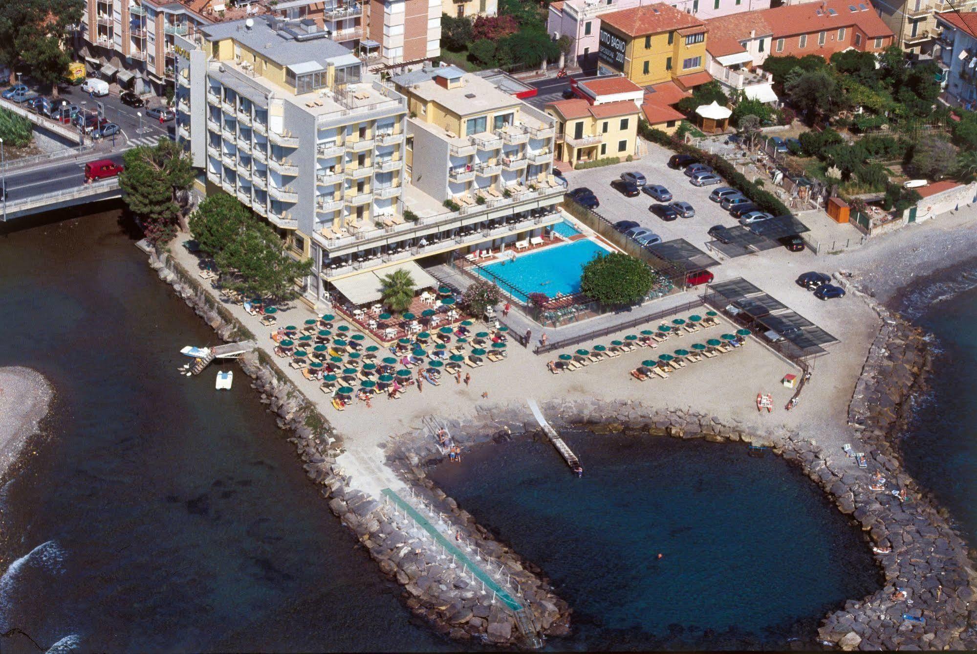 Hotel Bellevue Et Mediterranee Diano Marina Dış mekan fotoğraf