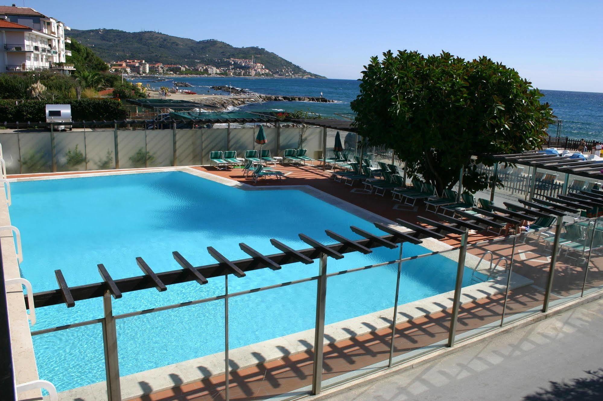 Hotel Bellevue Et Mediterranee Diano Marina Dış mekan fotoğraf
